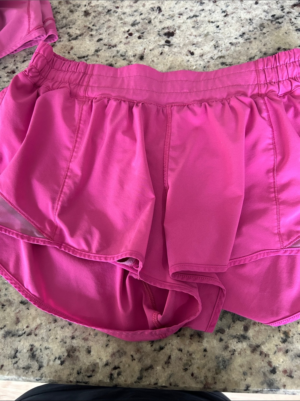 Lululemon women’s Hotty Hot 2.5” low rise Shorts Sz 12 pink